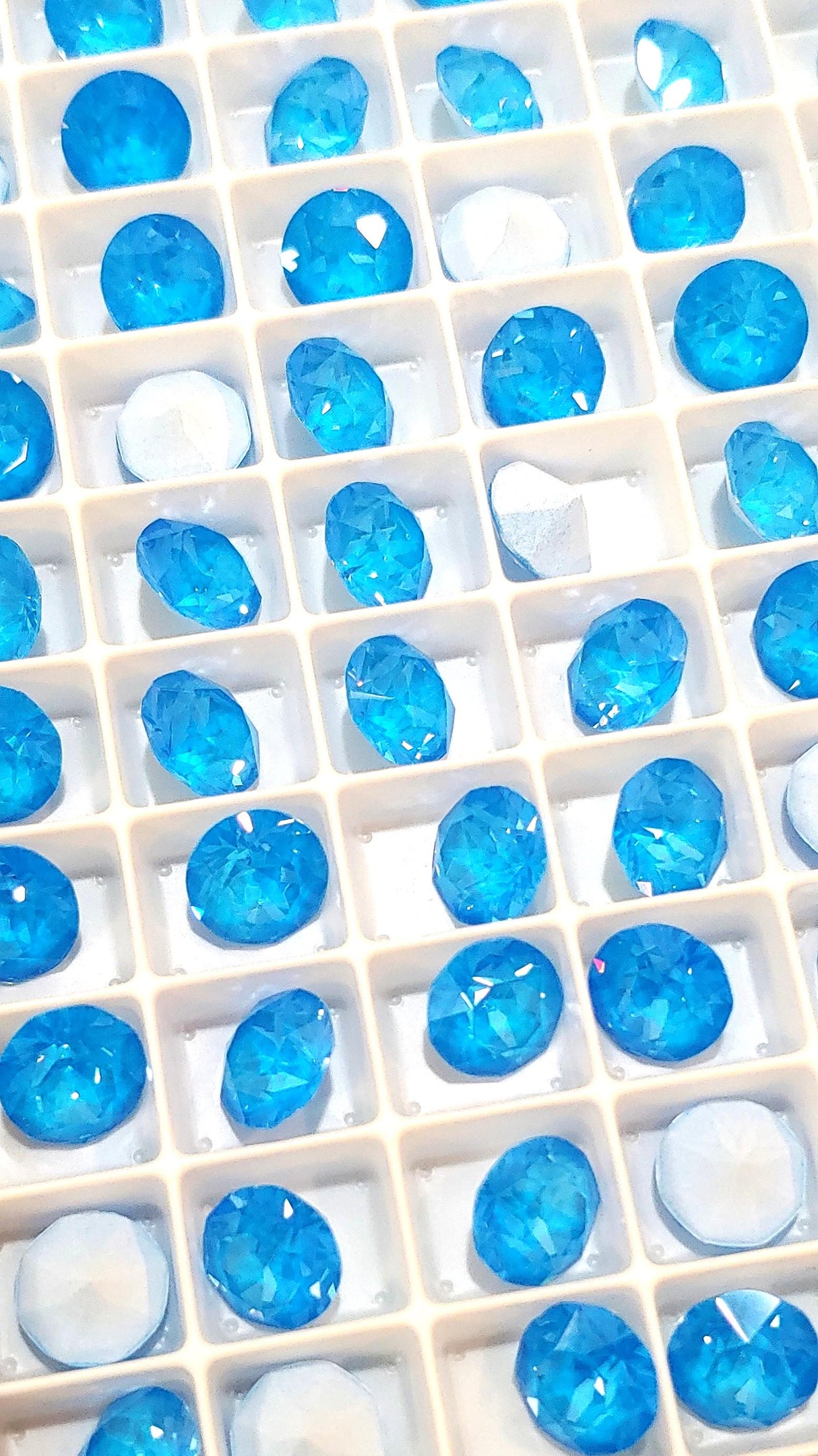 Brilliance Crystal Electric Blue Ignite SS39 8mmChaton, UnFoiled Back