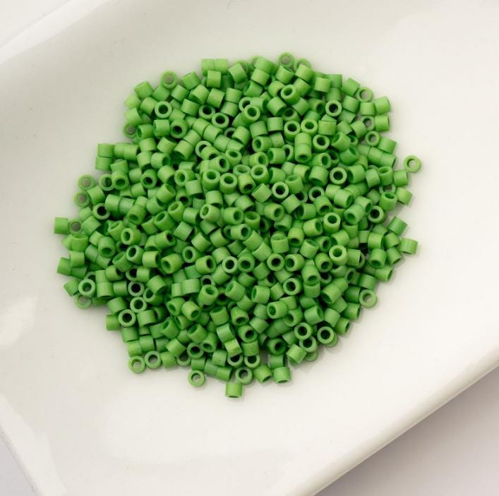 Cylin Bead 11/0 Opaque Spring Green - 25 G Bag-CY11-1069