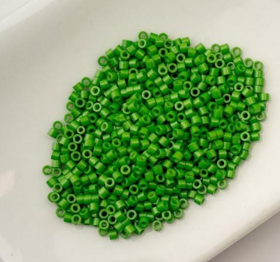 Cylin Bead 11/0 Opaque Grass Greent - 25 G Bag-CY11-1056